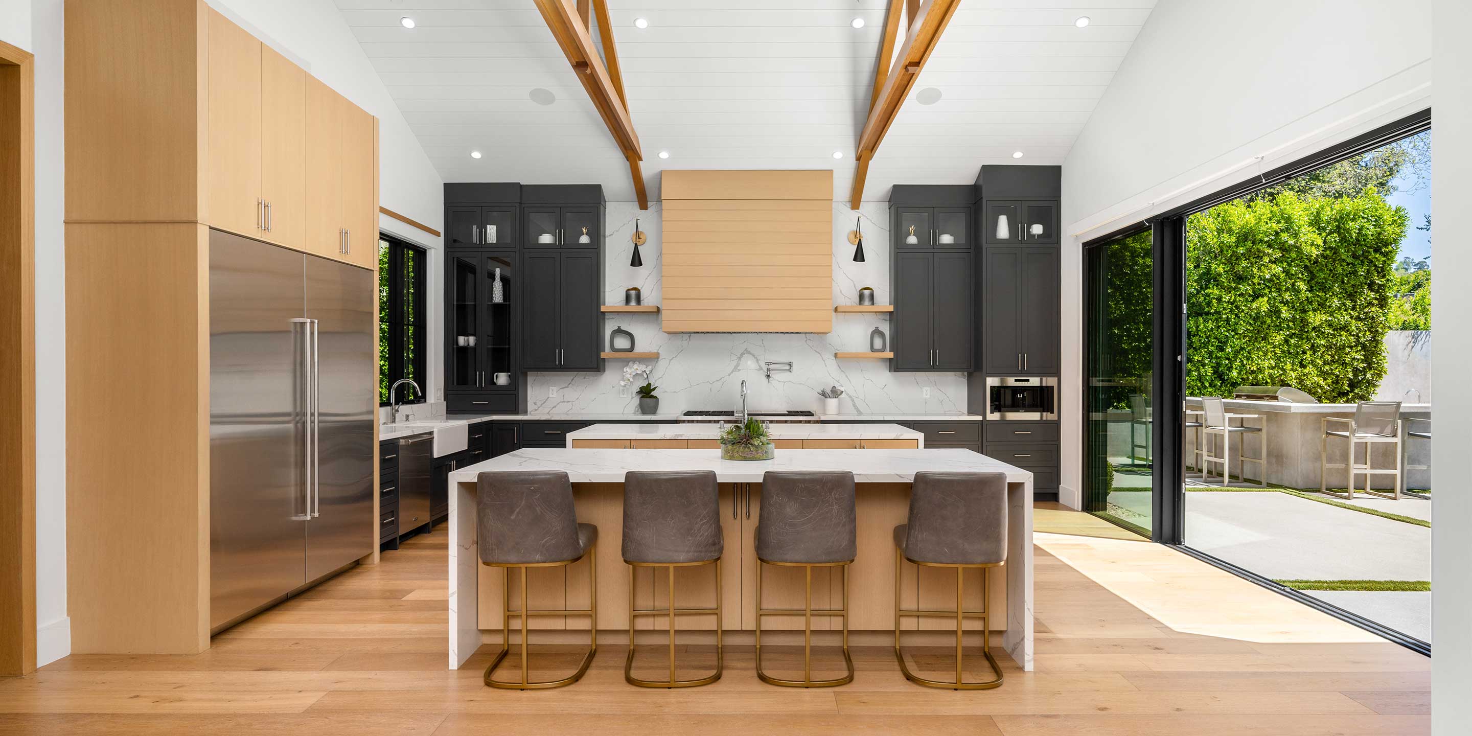 Blat drewniany czy kamienny – co lepiej sprawdzi się w kuchni?